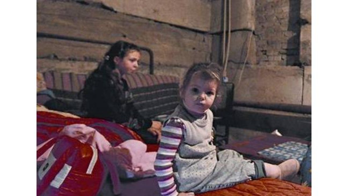 NIños en el refugio del distrito de Petrovski, en el oeste de Donetsk y solo a dos kilómetros del frente.-AFP
