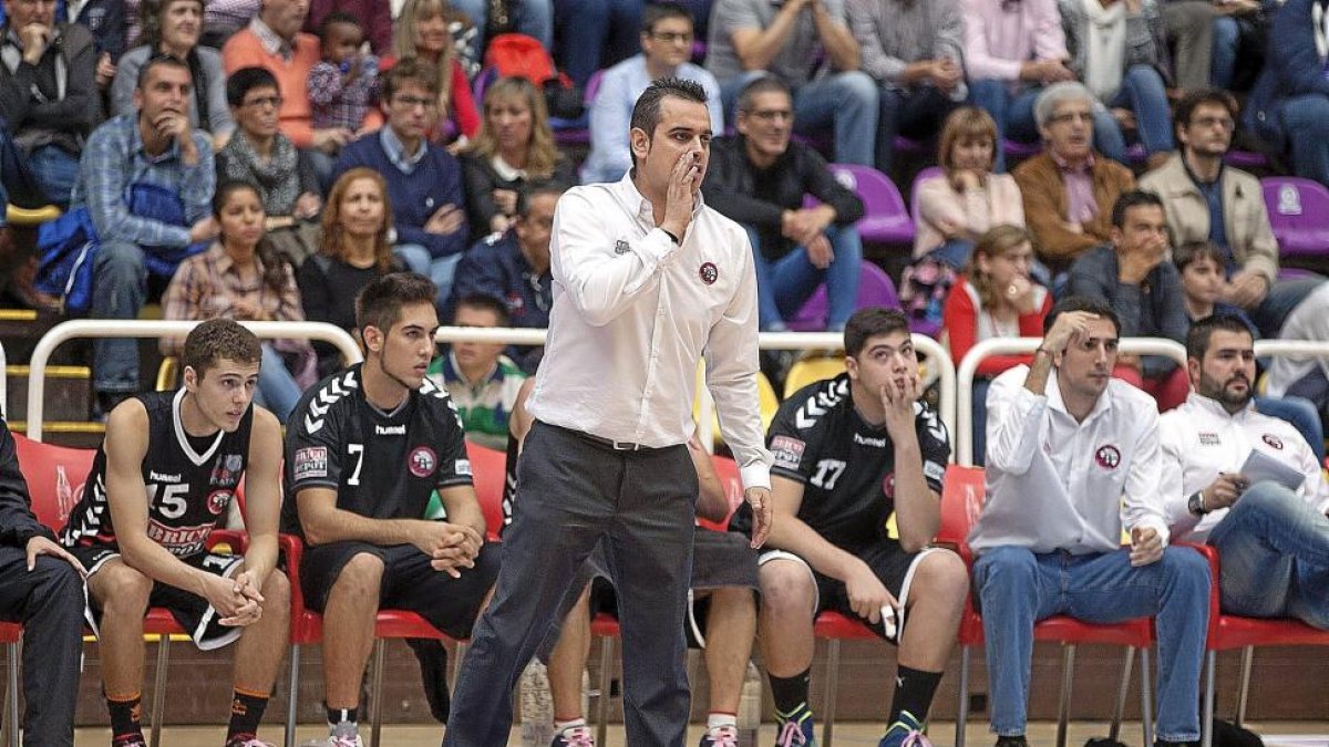 Iñaki Martín da instrucciones desde el banquillo.-J.C. C.