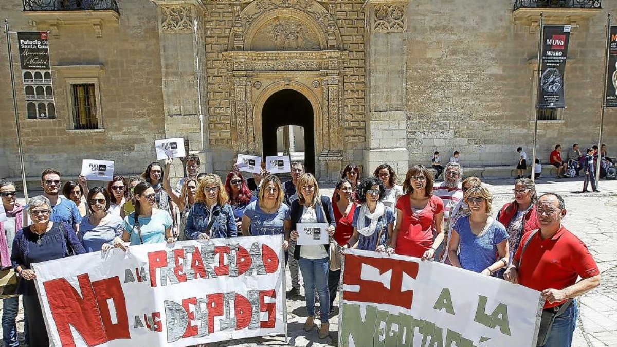 Trabajadores de la Fundación General de la Universidad, durante la protesta ayer frente al rectorado.-J. M. LOSTAU