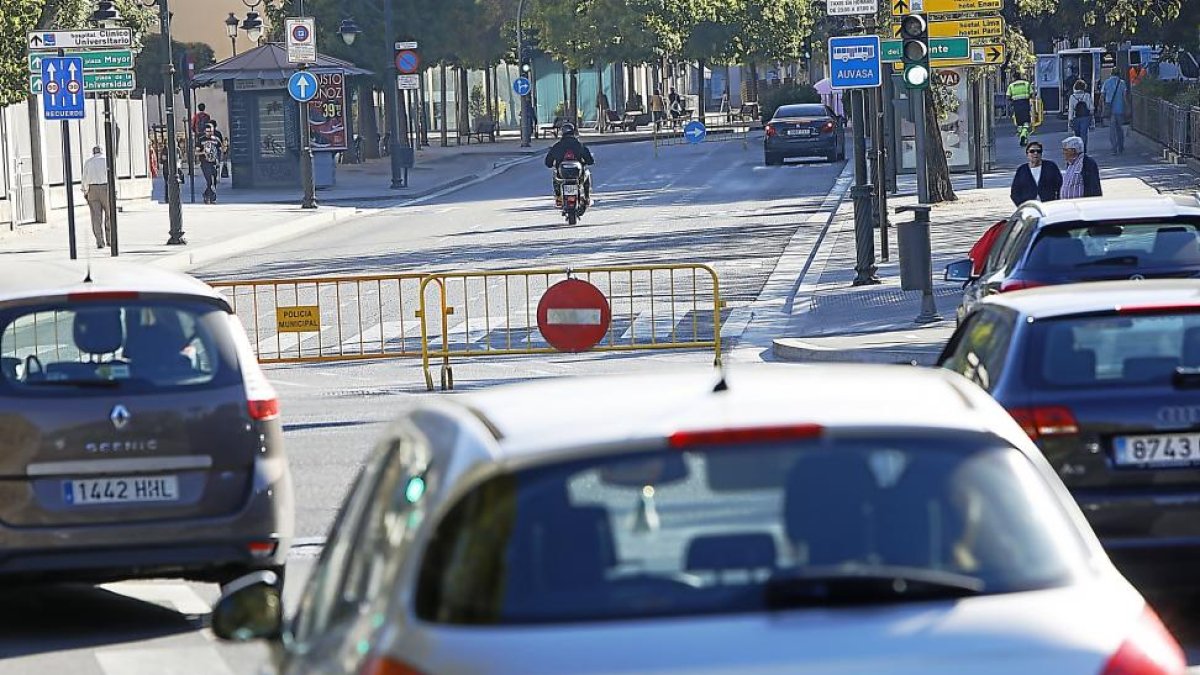 Los vehículos circulan por Poniente durante una jornada de restricción al tráfico.-J.M. LOSTAU