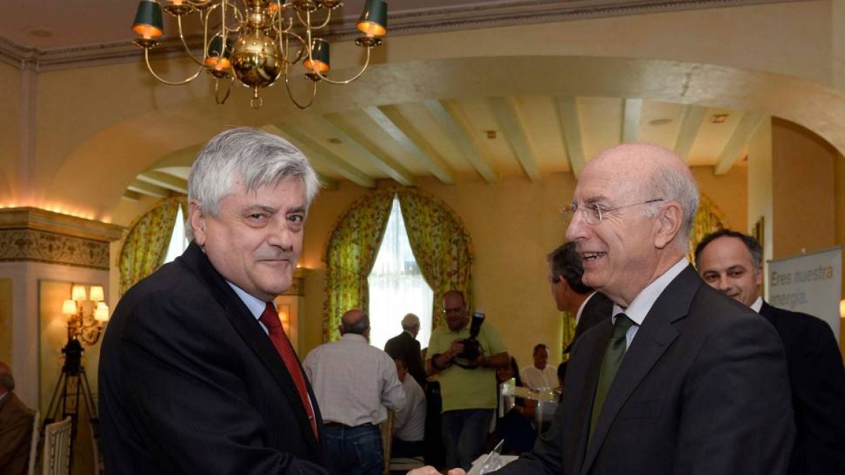 El delegado de Iberdrola en Castilla y León, Joaquín Boneta, entrega uno de los premios a la trayectoria profesional a 155 trabajadores veteranos.-ICAL