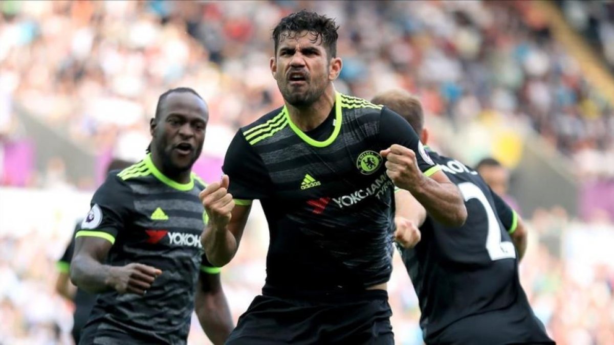 Diego Costa celebra uno de sus dos goles al Swansea.-AP / MIKE EGERTON