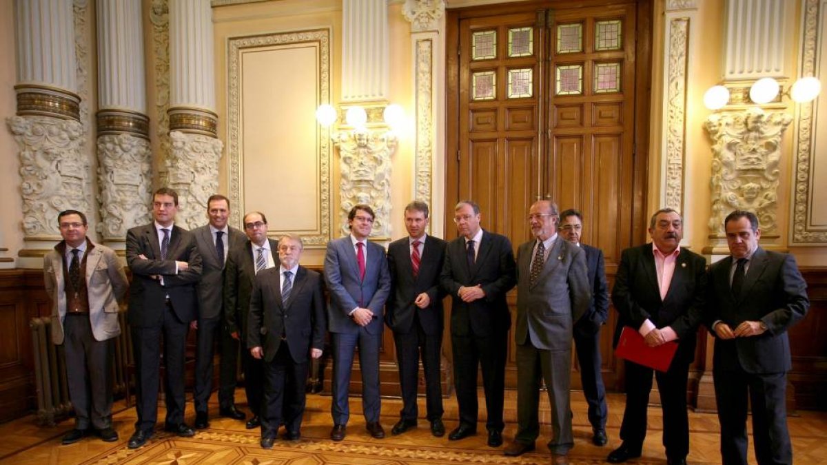 Los ayuntamientos de Burgos, Miranda de Ebro y Villamuriel de Cerrato firman su adhesión al grupo de interés para promover el Corredor Atlántico. Preside el acto el alcalde de Valladolid, Francisco Javier León de la Riva, y asiste el consejero de Fomento-Ical
