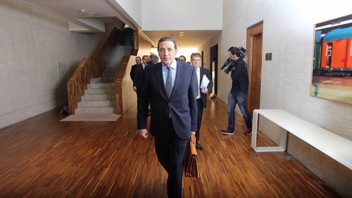 El consejero de Sanidad, Antonio Sáez, comparece en la Comisión de Economía y Hacienda de las Cortes para explicar las cuentas de su departamento para 2016-Ical