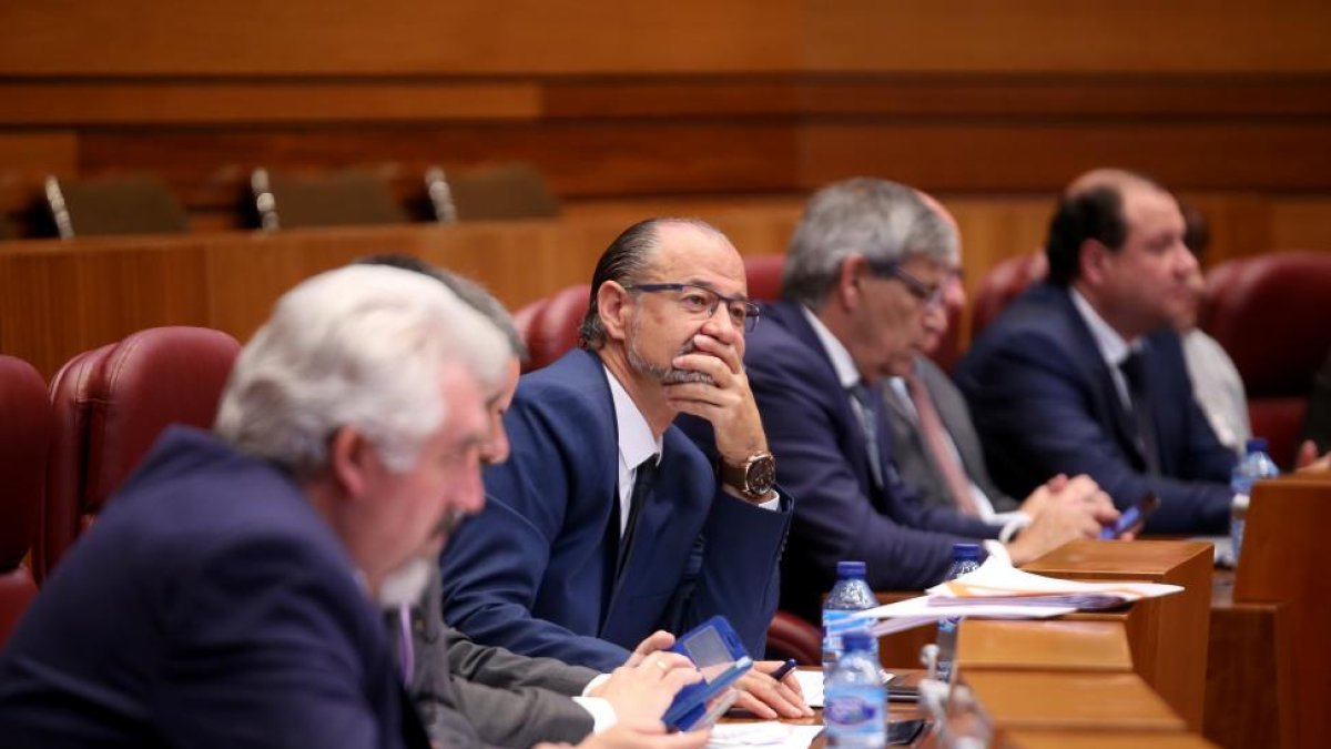 El portavoz de Ciudadanos, Luis Fuentes, durante el pleno de las Cortes de Castilla y León que acoge el debate de totalidad del proyecto de Ley de Presupuestos Generales de la Comunidad-ICAL