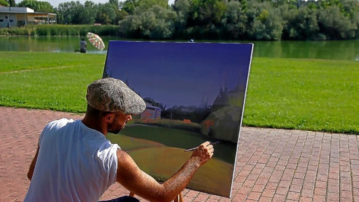 Uno de los participantes al concurso de pintura rápida de Laguna de Duero.-E.M.