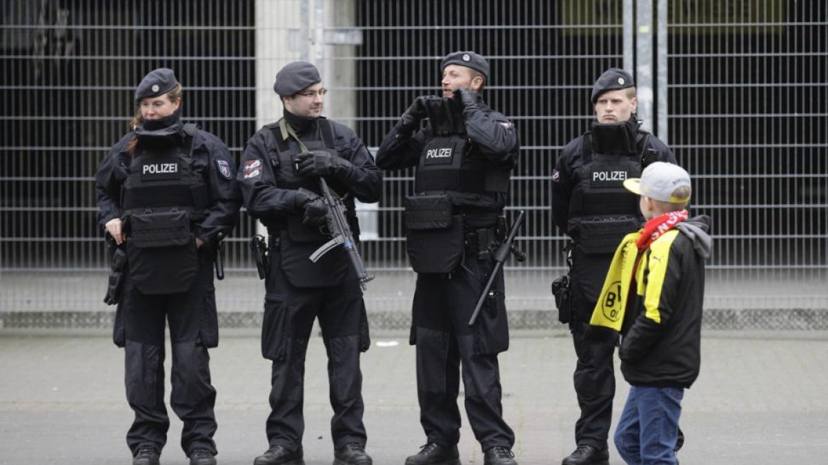 Agentes de policía armados, en los alrededores del estadio del Dortmund.-REUTERS / KAI PFAFFENBACH