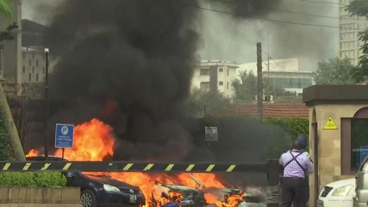 Explosión en un complejo hotelero en la capital de Kenya, Nairobi.-JOSHPAT KASIRE (AP)