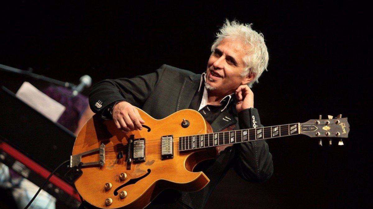 Ximo Tebar a la guitarra.