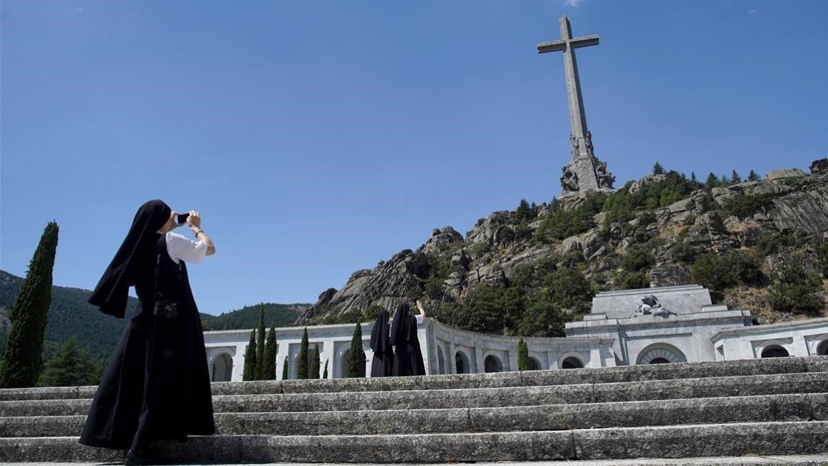 Una monja, de visita en el Valle de los Caídos-JOSE LUIS ROCA