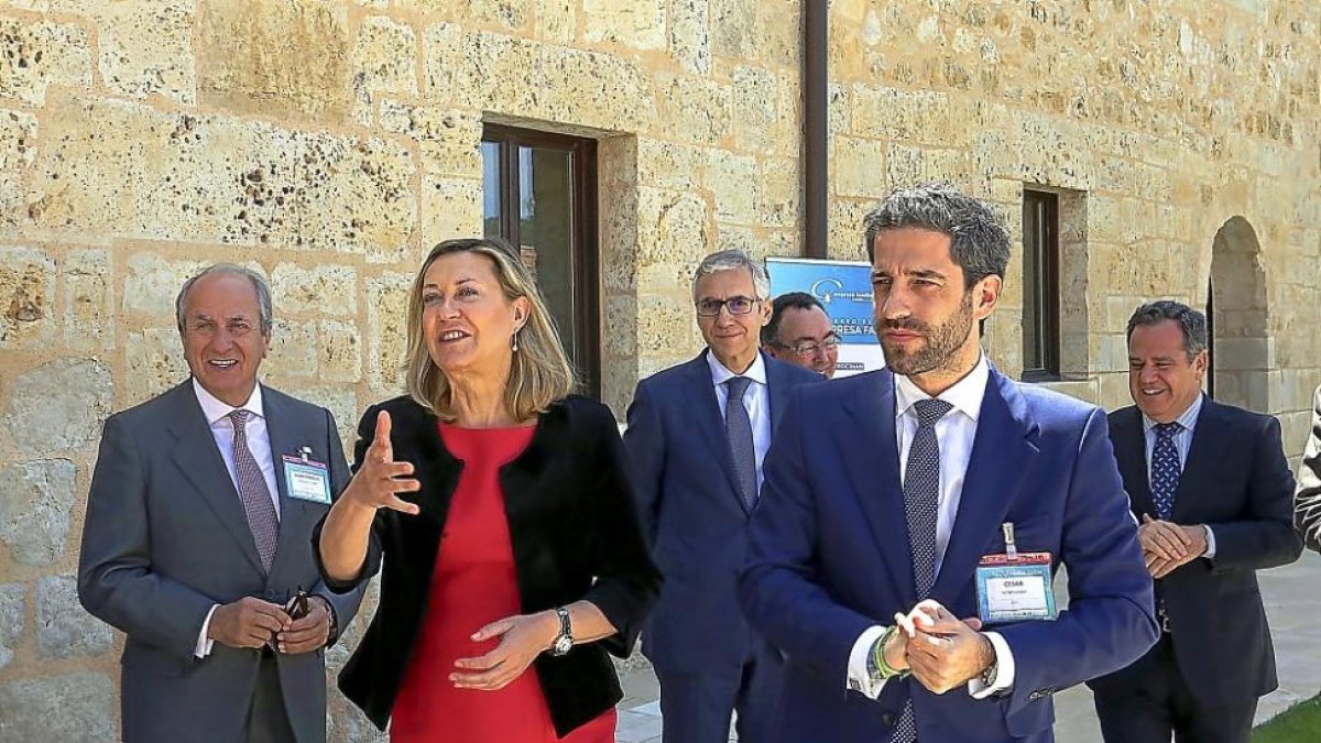 La consejera de Economía y Hacienda, Pilar del Olmo, y el presidente de Empresa Familiar, César Pontvianne, ayer.-ICAL