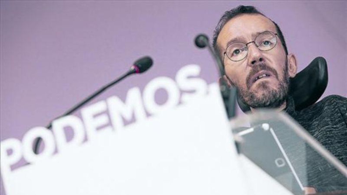 Pablo Echenique, en una rueda de prensa en la sede de Podemos.-JUAN MANUEL PRATS