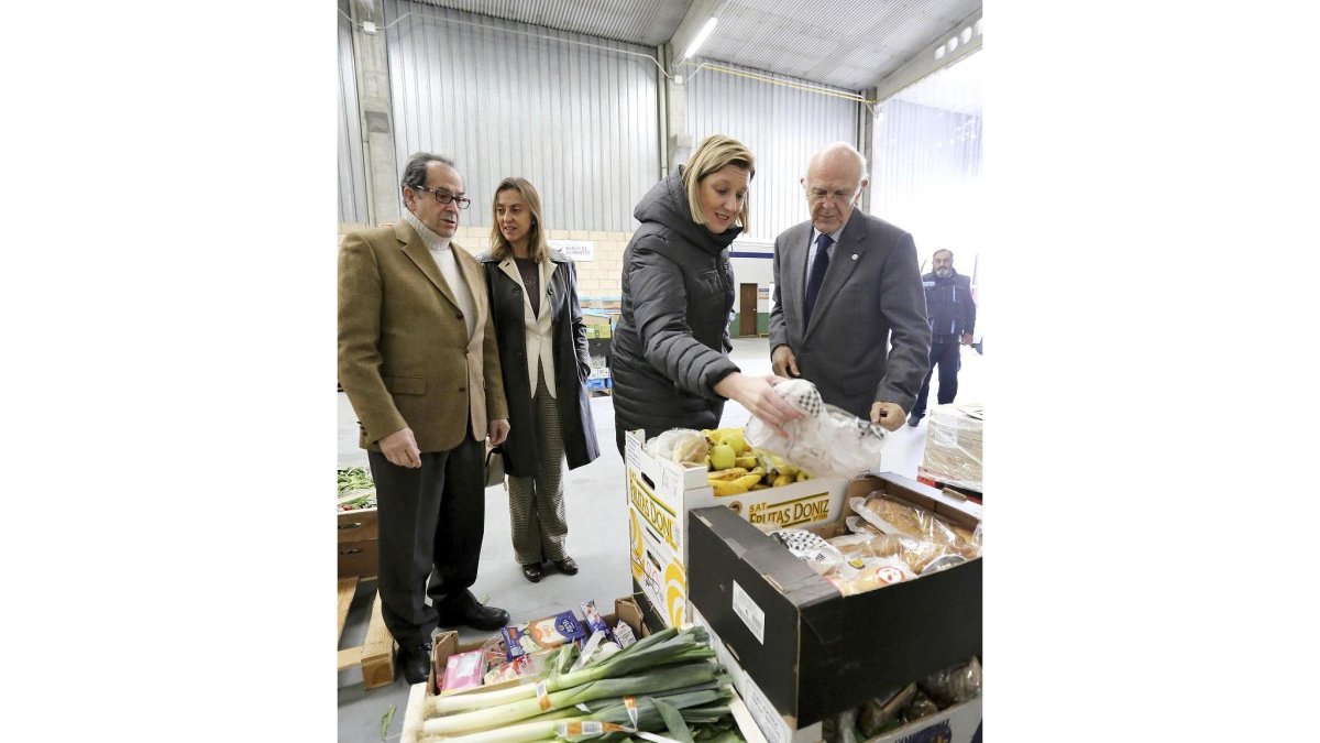 La concejala de Familia, Isabel Blanco, durante su visita al centro logístico del Banco de Alimentos de Valladolid.-ICAL