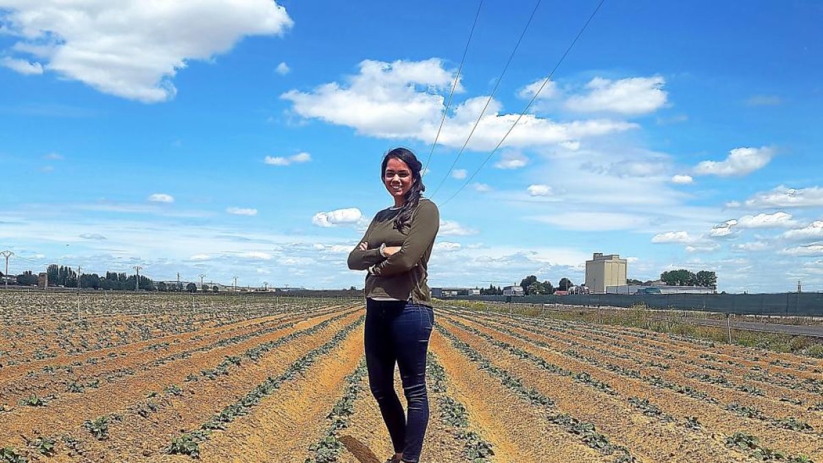 Silvia Tomillo, artífice de este sistema de control de riego y producción, en un campo de cultivo.-E.M.