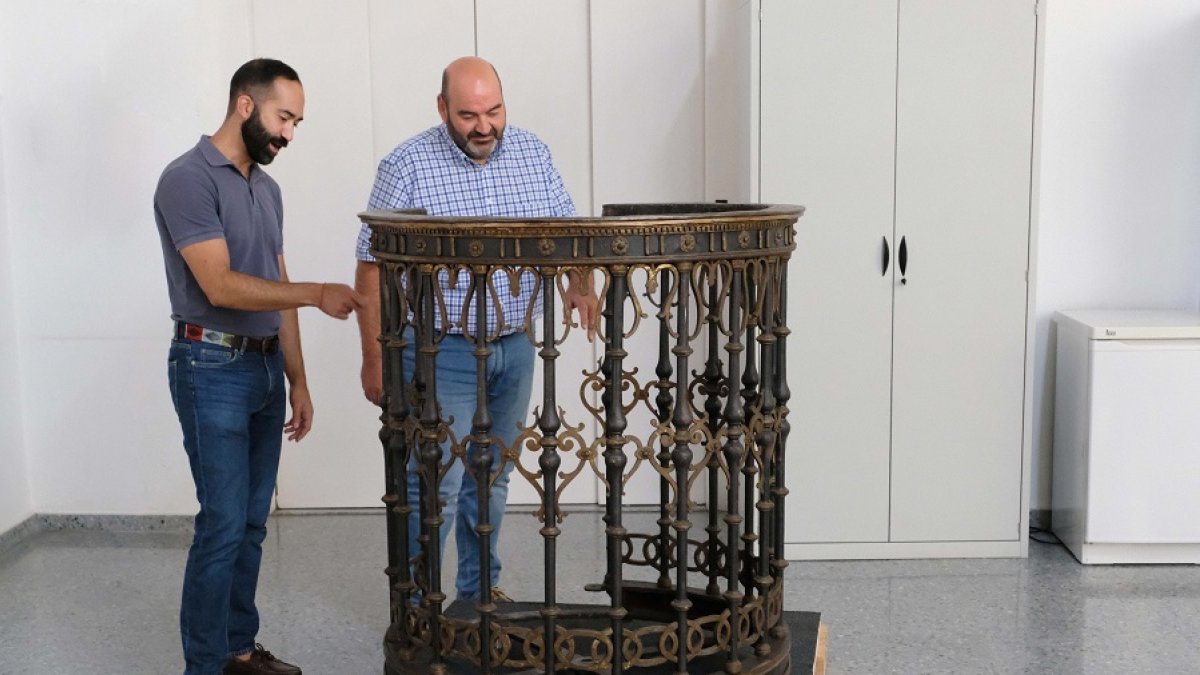 Javier Andrés Pérez y Miguel Ángel Marcos, en el MNE, con el púlpito recién adquirido por el Estado. | JAVIER MUÑOZ