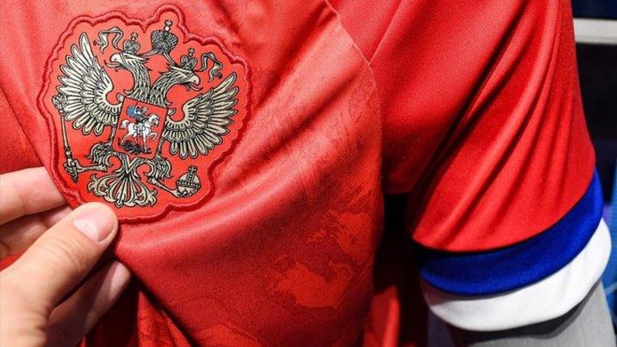 La camiseta rechazada por Rusia, con las polémicas mangas.-KIRILL KUDRYAVTSEV (AFP)