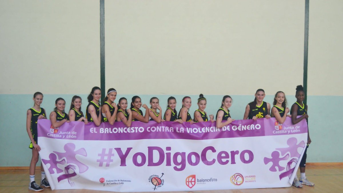 Selección Infantil Femenina con la pancarta de la campaña #YoDigoCero