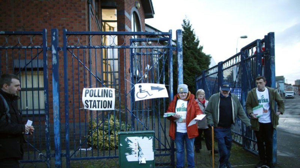 Colegio electoral en Belfast.-PETER MORRISON / AP