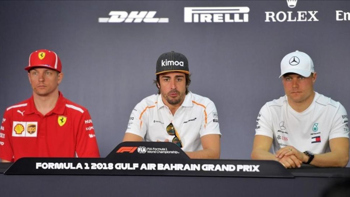 Kimi Raikkonen, Fernando Alonso y Valtteri Bottas, hoy, en Baréin.-/ AFP / GIUSEPPE CACACE