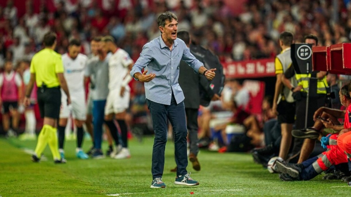 Pacheta hace indicaciones desde la banda durante el último partido en Sevilla. IÑAKISOLA / RVCF