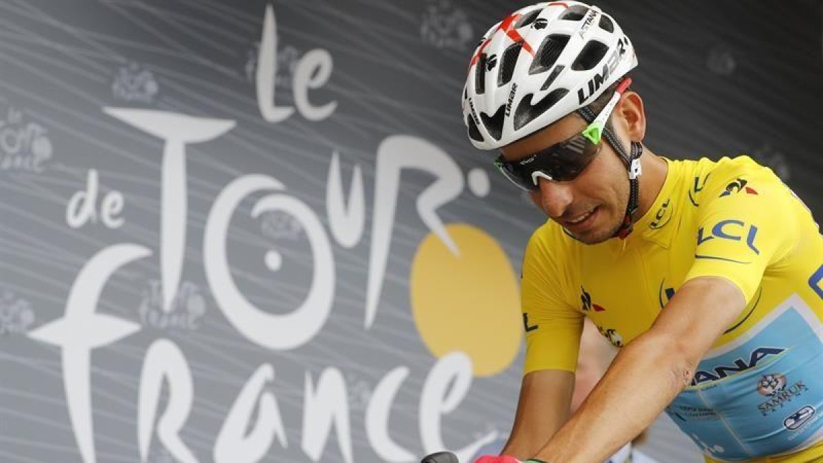 El líder de la general, el piloto italiano Fabio Aru, del equipo Astana, se prepara para participar en la 13ª etapa del Tour de Francia en Saint-Girons (Francia).-EFE