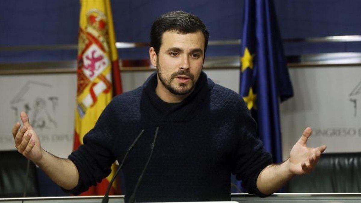 El portavoz de IU, Alberto Garzón, durante la rueda de prensa tras la reunión que representantes del PSOE, Podemos, IU y Compromís han mantenido esta tarde en el Congreso, para tratar de cerrar un acuerdo que permita la investidura del líder socialista Pe-EFE