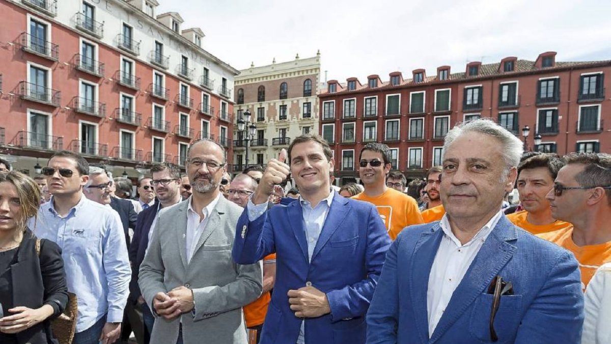 Albert Rivera, junto al delegado regional, Luis Fuentes, a la izquierda, y Jesús Presencio, a la derecha, durante un acto de campaña en Valladolid.-Ical