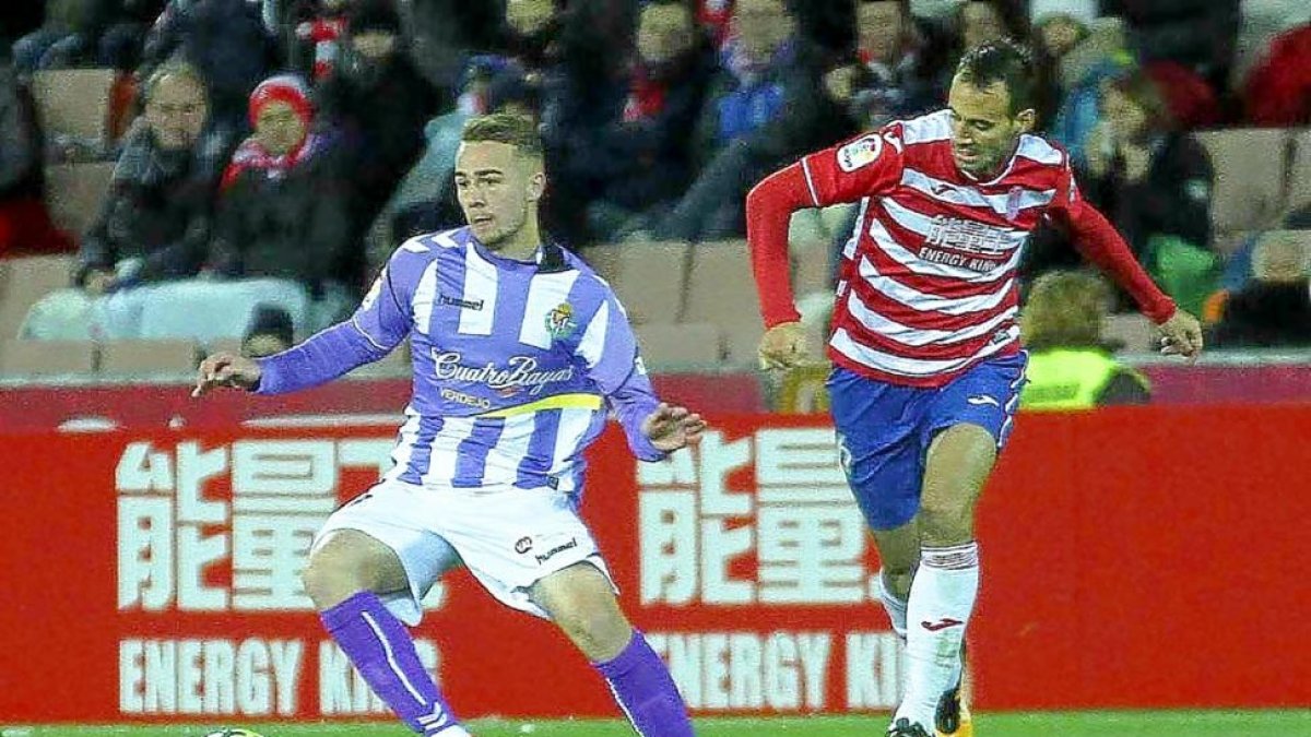 Ontiveros, que salió al terreno de juego en el minuto 60 controla un balón ante un jugador del Granada.-PHOTO-DEPORTE