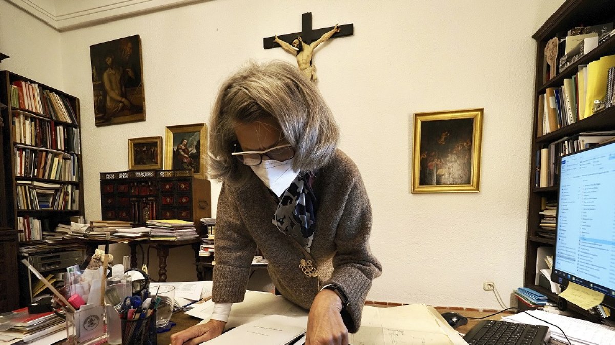 Eloisa Wattemberg, directora del Museo de Valladolid, muestra los restos de mosaicos de la Villa romana de Villa del Prado, al igual que fotografías, dibujos y manuscritos realizados por su padre, Federico Wattemberg. PHOTOGENIC