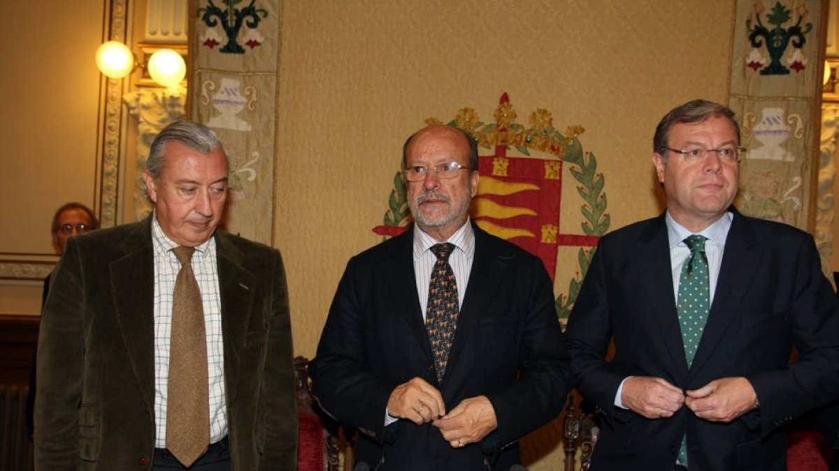 El alcalde de Valladolid, Francisco Javier León de la Riva, el consejero de Fomento, Antonio Silván (D), y el secretario de Estado de Infraestructuras, Julio Gómez-Pomar (I), firman el acuerdo relativo al Área de Regeneración y Renovación Urbana '29 de Oc-Ical