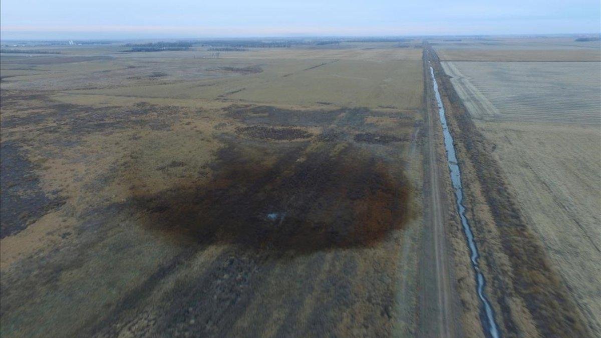 Vista aérea en la que se aprecia un derrame de petróleo que obligó a cerrar la parte construida del oleoducto Keystone XL el año pasado en Dakota del Sur, EEUU.-