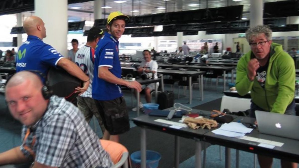 Valentino Rossi abandona la sala de prensa de Malasia.-EMILIO PÉREZ DE ROZAS / Enviado especial