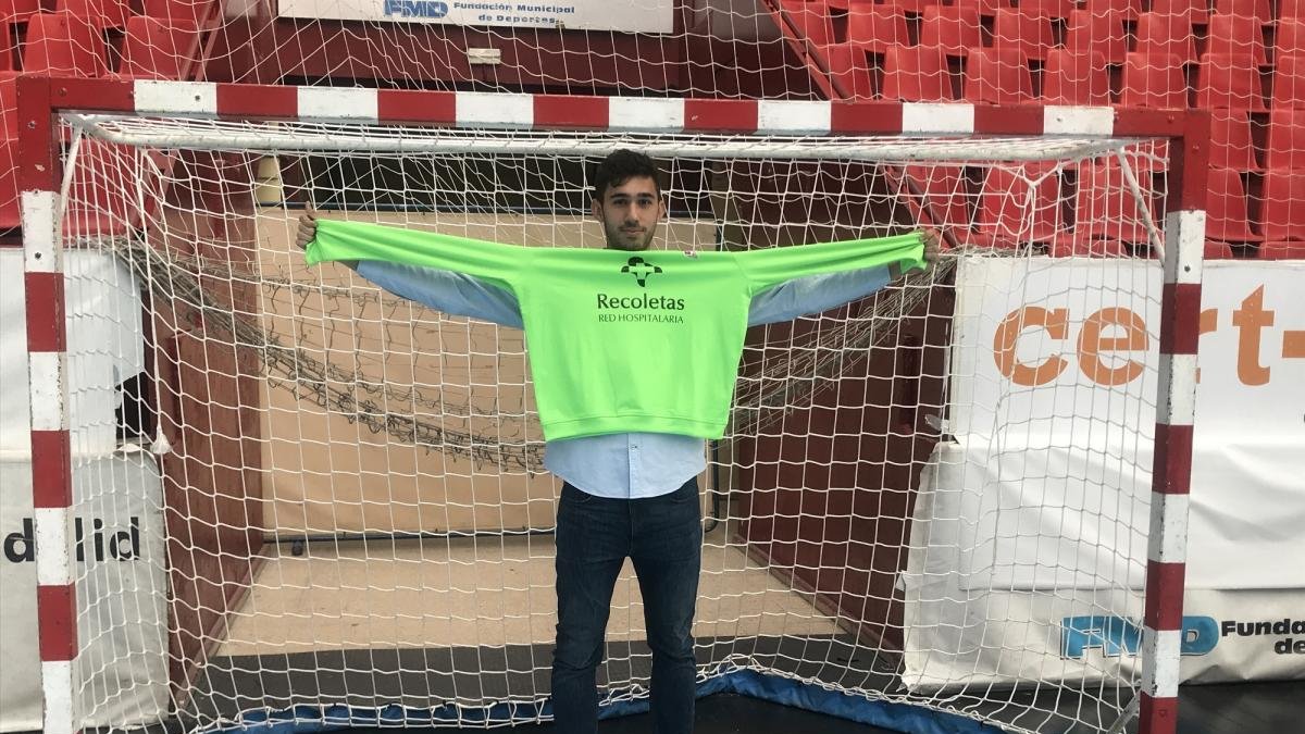 Carlos Calle posa con la camiseta del Recoletas ayer en una de las porterías de Huerta del Rey antes de ser presentado.-G. V.