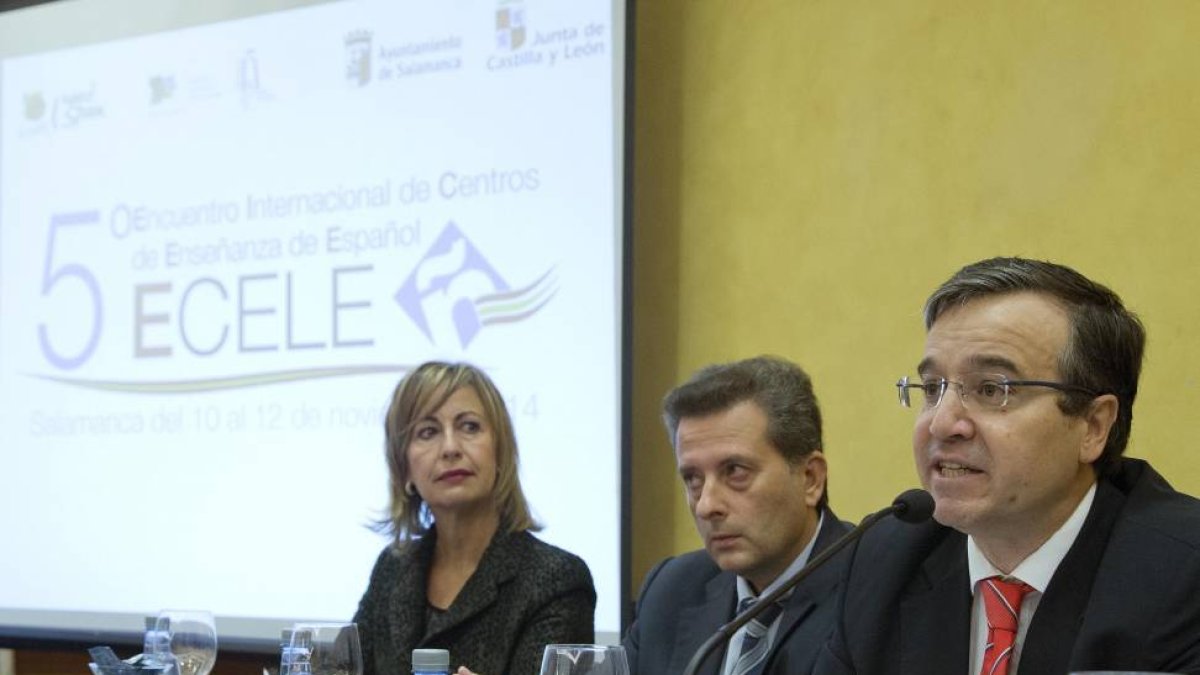 El director general de Políticas Culturales, José Ramón Alonso, asiste a la inauguración del V Encuentro Internacional de Centros de Enseñanza del Español (ECELE). En la imagen junto a Rafael Chamorro, de Turespaña y Mari Carmen Timor, de Fedele-Ical