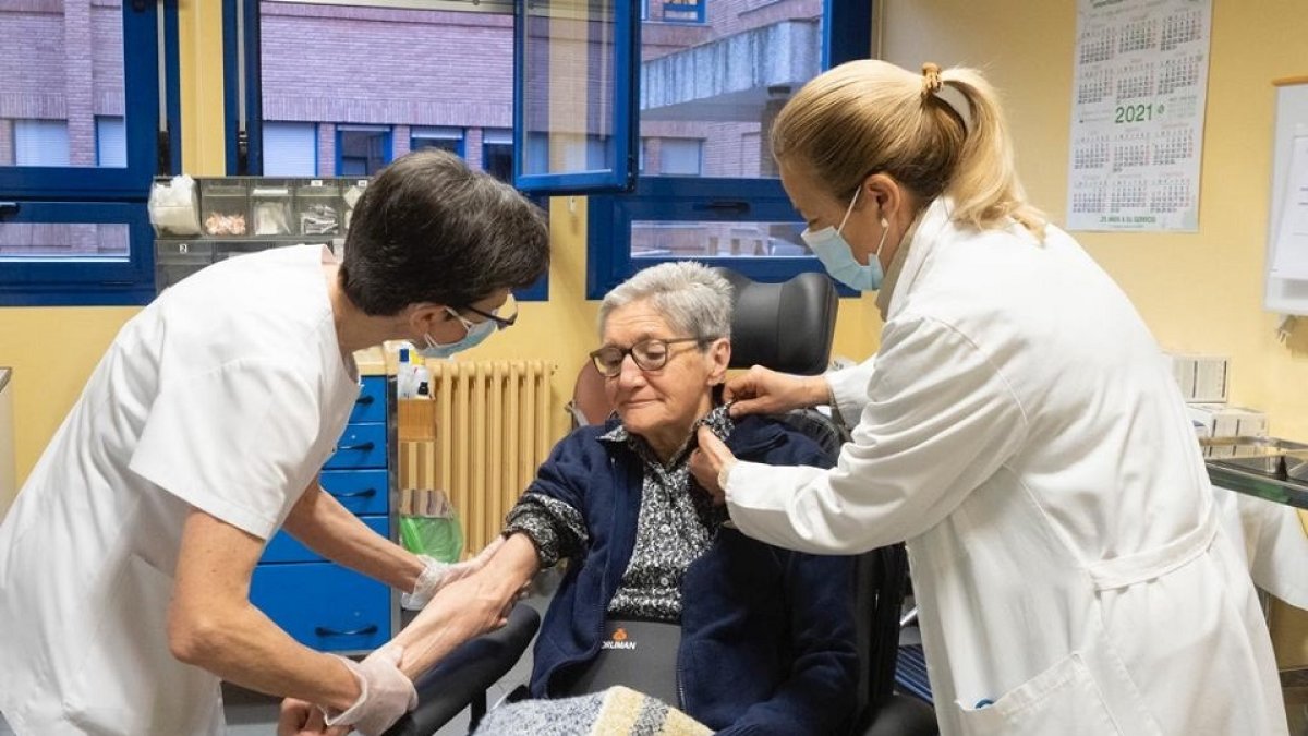 Pruebas para estudio vacunación covid en residencias Diputación.- E.M.