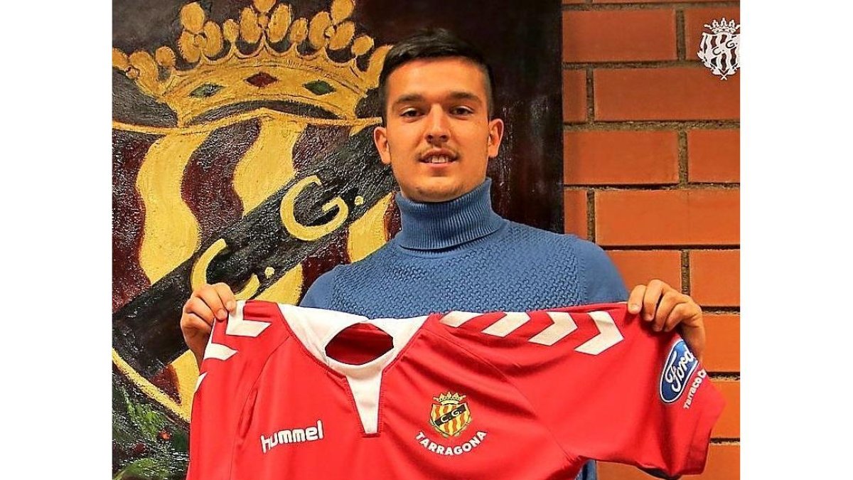 Antonio Cotán posa ayer con la camiseta del Nàstic.-C. G. TARRAGONA