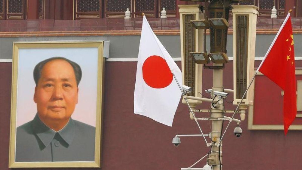 Las banderas china y japonesa ondean frente a un retrato del expresidente chino Mao Zedong en la Puerta de Tiananmen antes de la visita del primer ministro de Japón.-REUTERS / THOMAS PETER