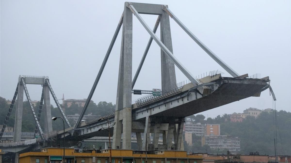 Los escombros del puente que ha colapsado en Génova.  /-ANDREA LEONI