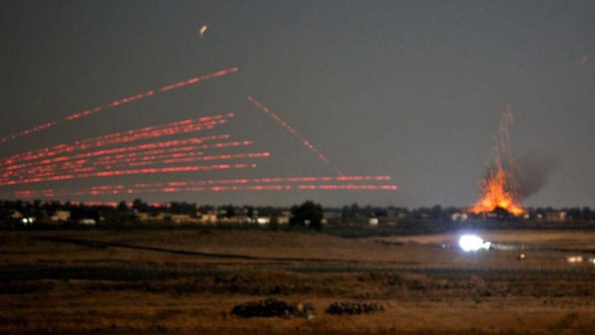 Fotos tomadas desde los Altos del Golan en que se ven bombardeos en Siria.-JALAA MAREY / AFP