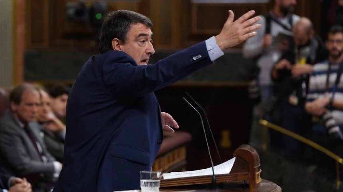 Aitor Esteban, durante su intervención en el debate de Investidura este martes en el Congreso.-DAVID CSTRO