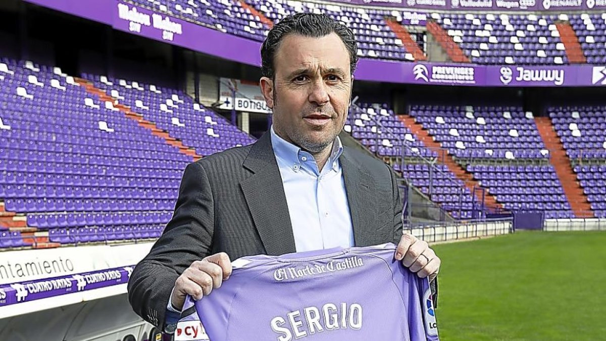 Sergio posa junto al banquillo que ocupará el próximo domingo.-J.M. LOSTAU