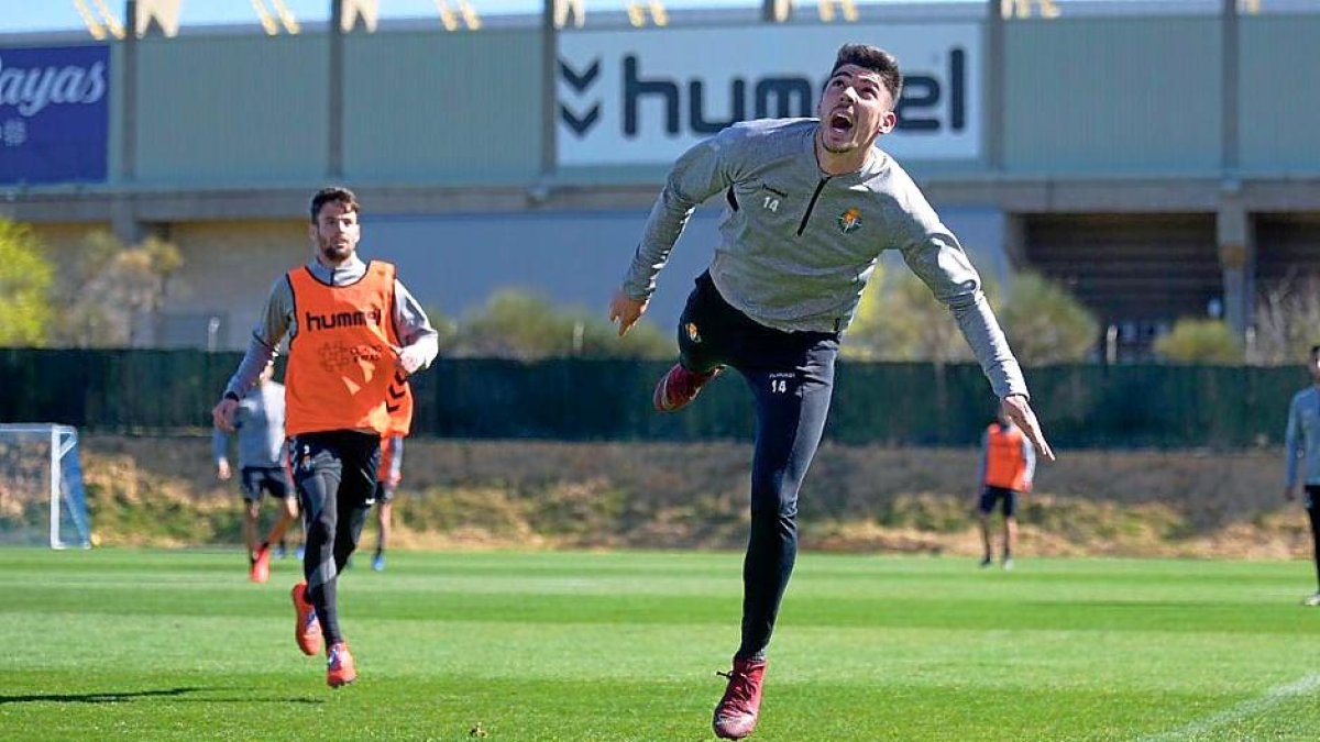 Waldo intenta llegar en el entrenamiento de ayer a un balón.-RVCF