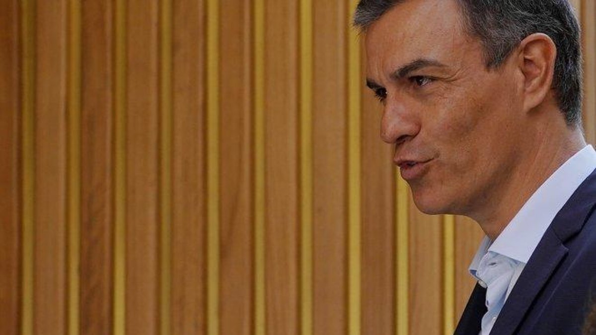 Pedro Sánchez, durante una reunión con colectivos de diversidad, el miércoles en Madrid.-JOSÉ LUIS ROCA