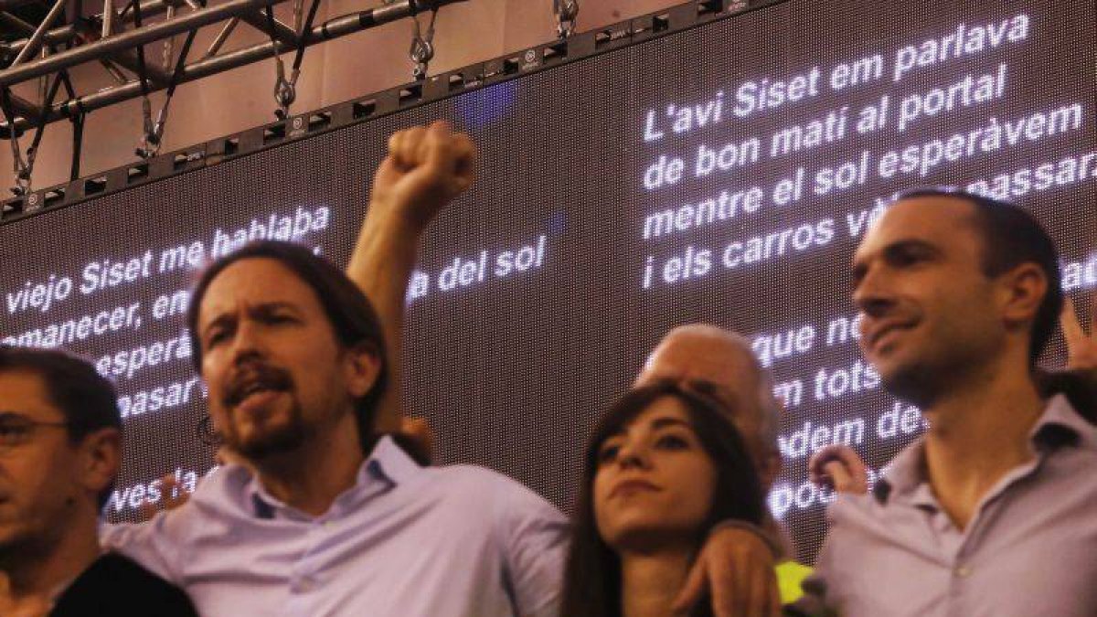 Pablo Iglesias y sus colaboradores cantan 'L'estaca' al cierre de la asamblea ciudadana.-Foto: AGUSTÍN CATALÁN