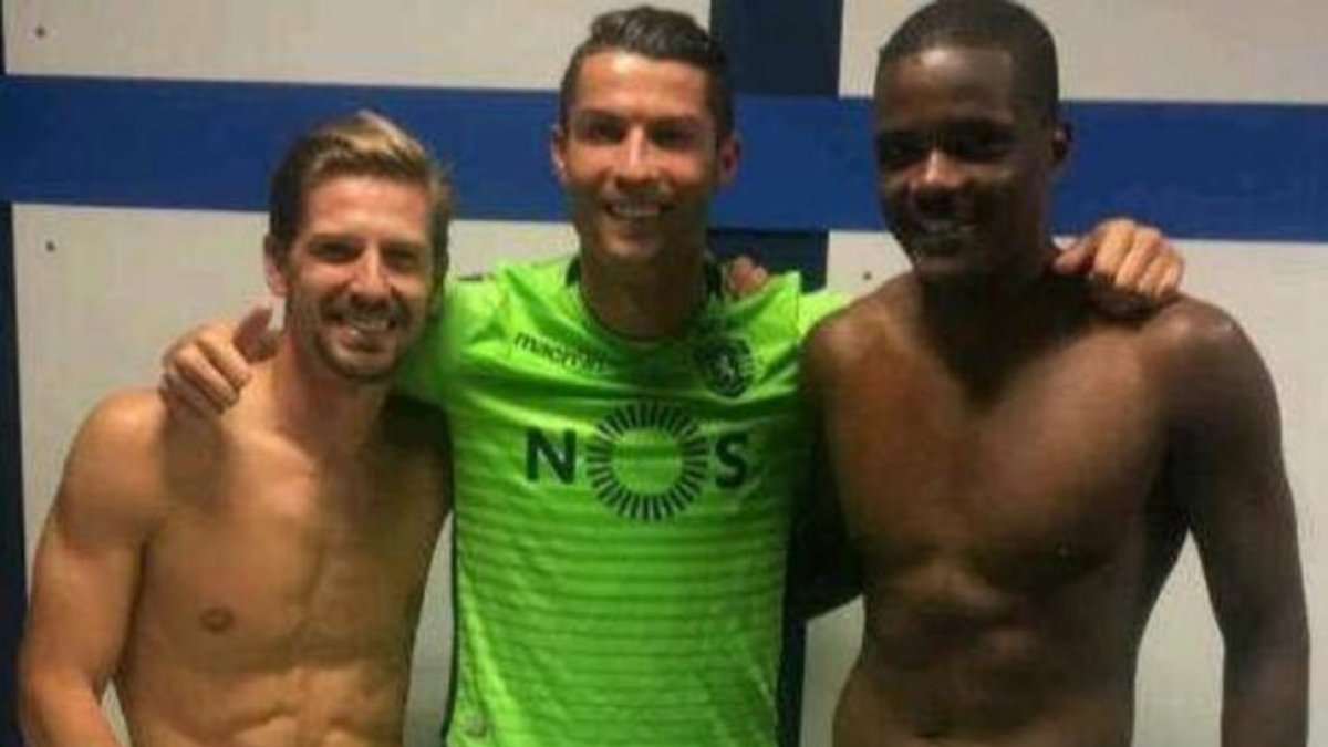 Cristiano Ronaldo posa junto a Adrien Silva y William Carvalho tras la victoria del Real Madrid ante el Sporting de Portugal.-@Sporting_CP