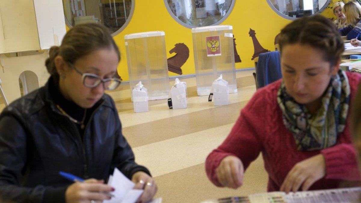 Preparación de un colegio electoral de cara a las elecciones de este domingo en Rusia.-IVAN SEKRETAREV / AP