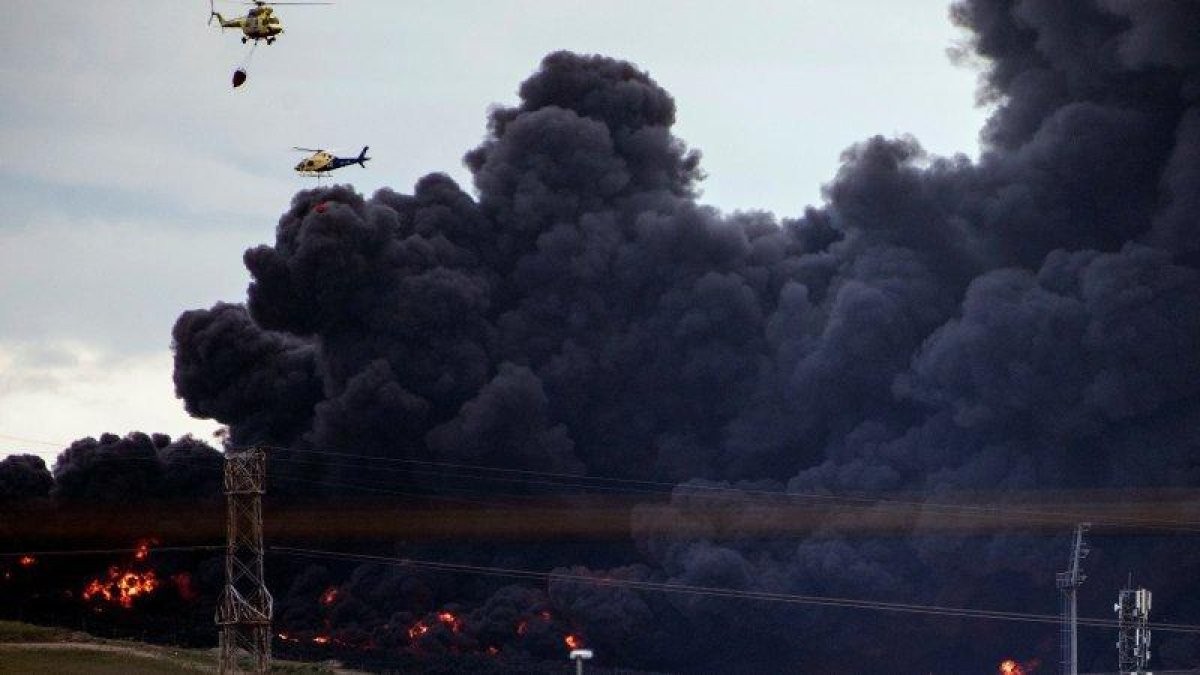 El incendio en una imagen del pasado viernes-EFE / Ismael Herrero