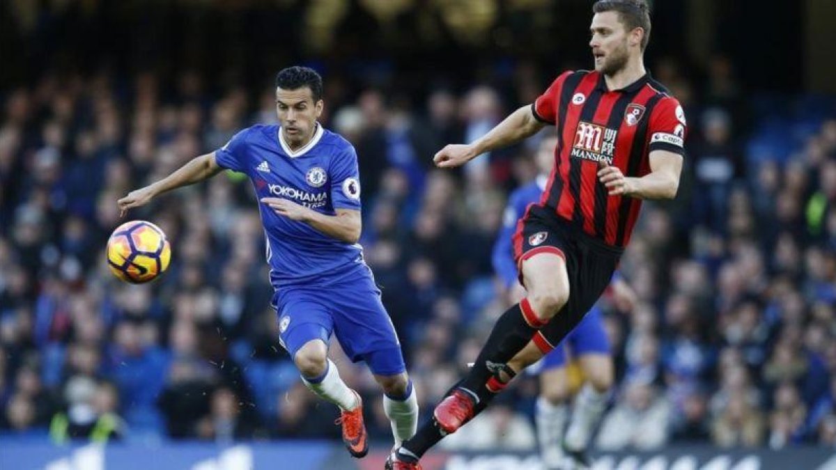 Pedro pelea por el balón con Francis, del Bournemouth, en Stamford Bridge.-REUTERS / PETER NICHOLLS
