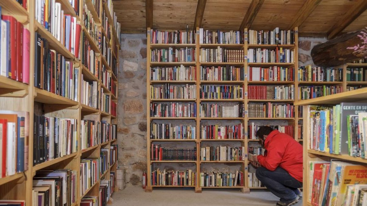 Las hileras de libros se extienden en la estanterías de la antigua pobrera y viejo potro del pueblo rehabilitado en el año 2006. -SANTI OTERO
