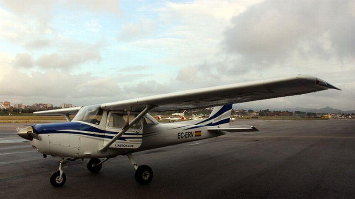 Una de las avionetas que utilizan los alumnos de la escuela de formación del Aeroclub Barcelona-Sabadell.-MARÍA BELMEZ / ACN